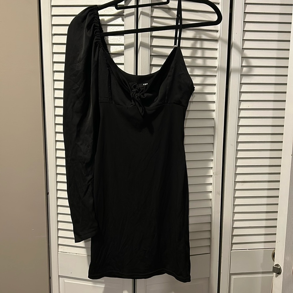 TFNC London One shoulder-sleeved tie dress | black